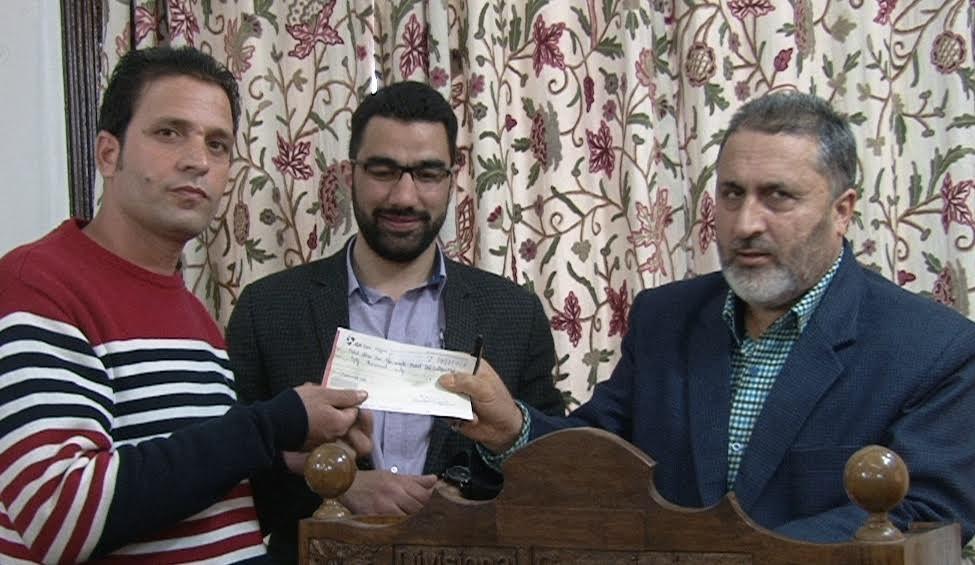 Div Com distributes relief cheques among traders